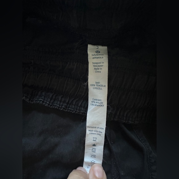 Lululemon shorts Black Size 2 Zip Back Pocket Tencel - Picture 2 of 3